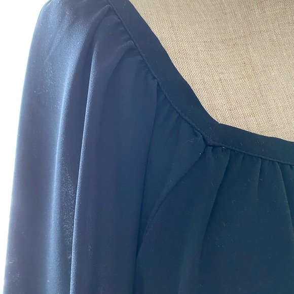 🌸 Navy Blouse 🌸 - Picture 2 of 5